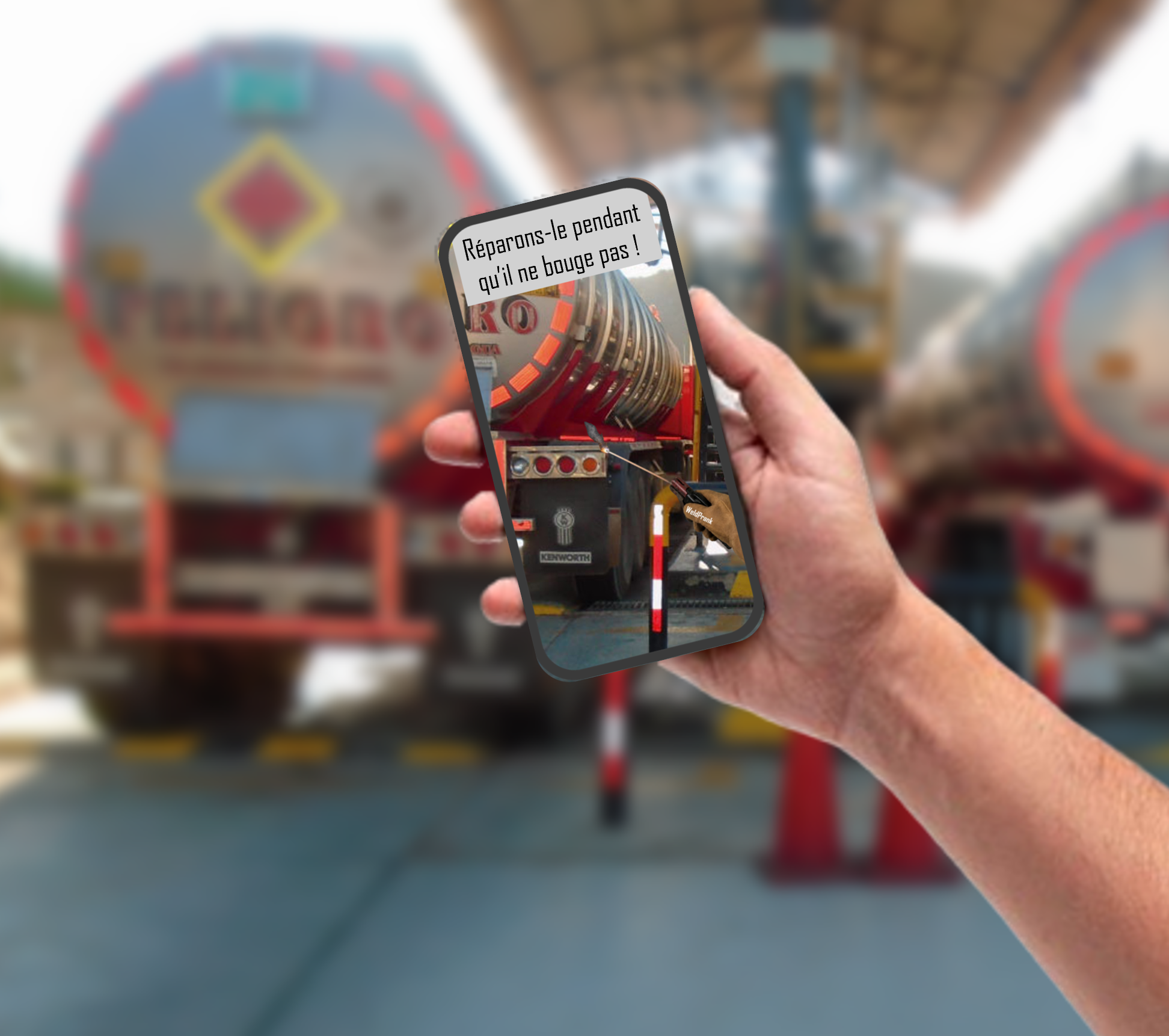 Main tenant un téléphone qui montre une vidéo WeldPrank d’un camion-citerne, avec la légende Réparons-le pendant qu’il ne bouge pas !